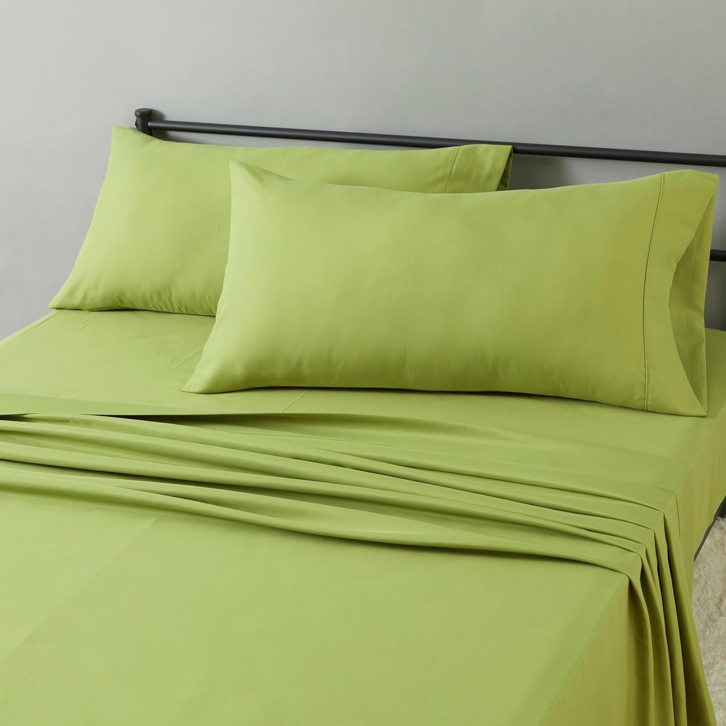Amazon Basics Lightweight Super Soft Breathable Wrinkle-Resistant Microfiber 4-Piece Bed Sheet Set with 14-Inch Deep Pockets, Queen, Bright White, Solid