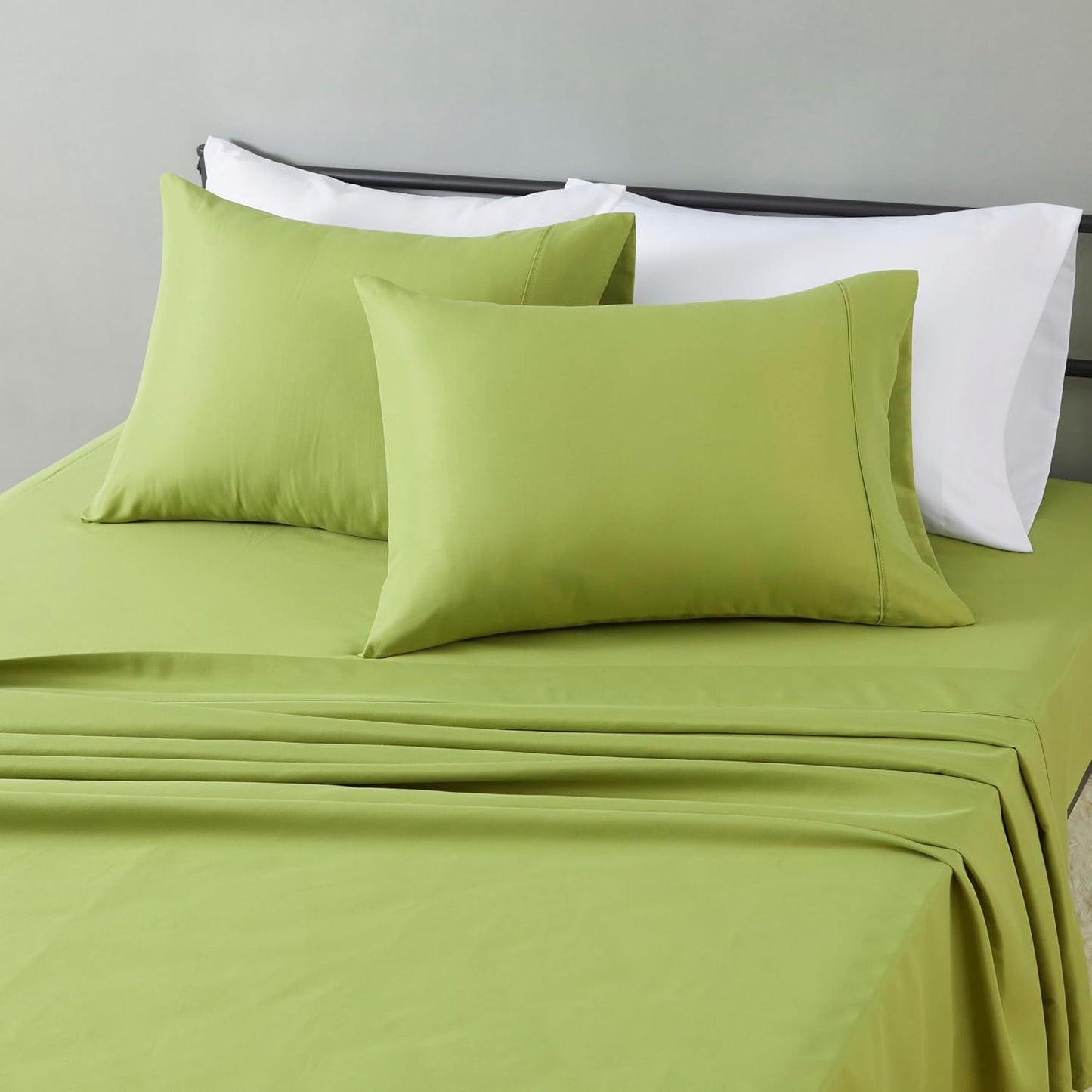 Amazon Basics Lightweight Super Soft Breathable Wrinkle-Resistant Microfiber 4-Piece Bed Sheet Set with 14-Inch Deep Pockets, Queen, Bright White, Solid
