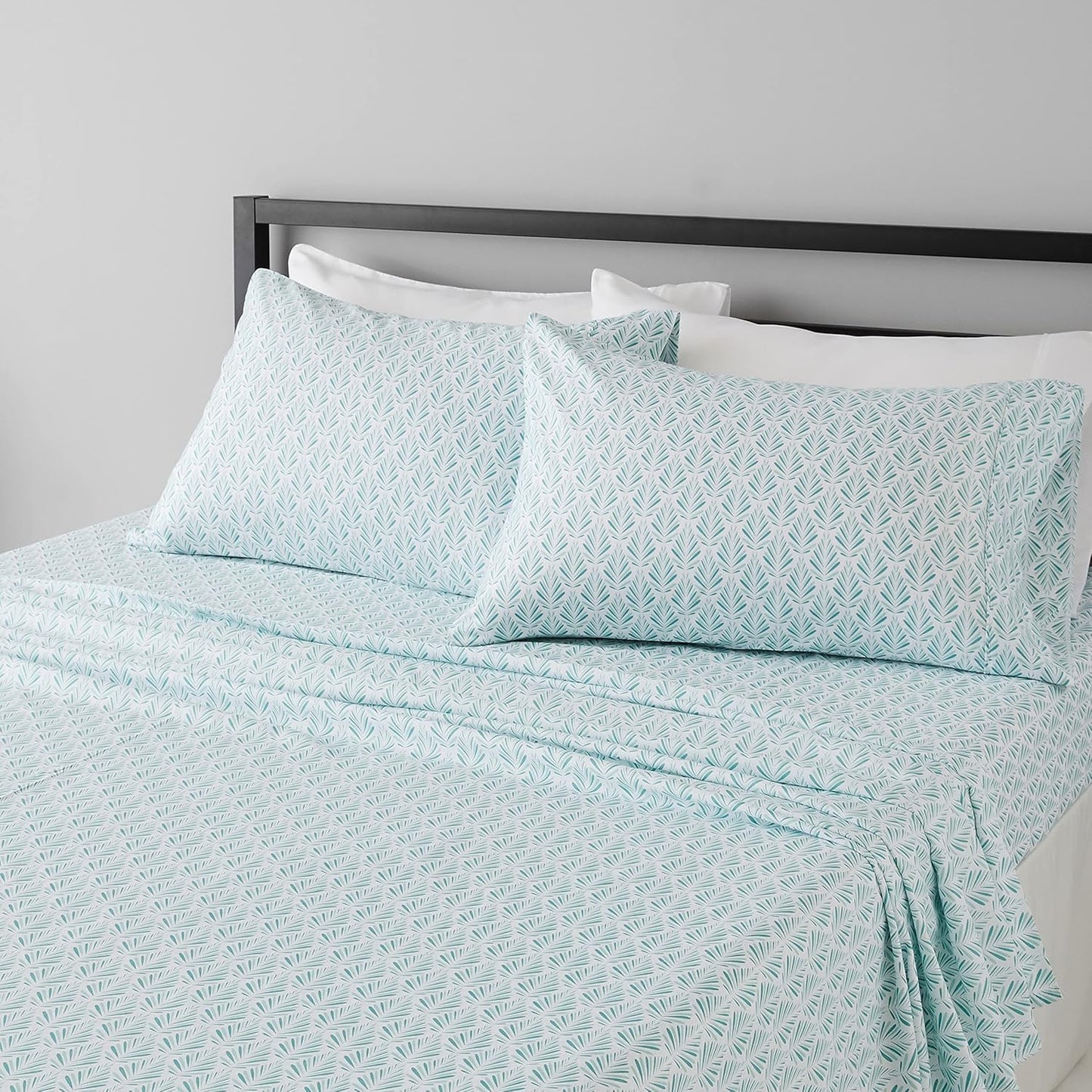 Amazon Basics Lightweight Super Soft Breathable Wrinkle-Resistant Microfiber 4-Piece Bed Sheet Set with 14-Inch Deep Pockets, Queen, Bright White, Solid