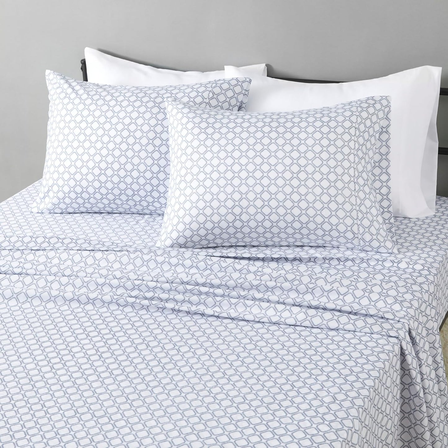 Amazon Basics Lightweight Super Soft Breathable Wrinkle-Resistant Microfiber 4-Piece Bed Sheet Set with 14-Inch Deep Pockets, Queen, Bright White, Solid