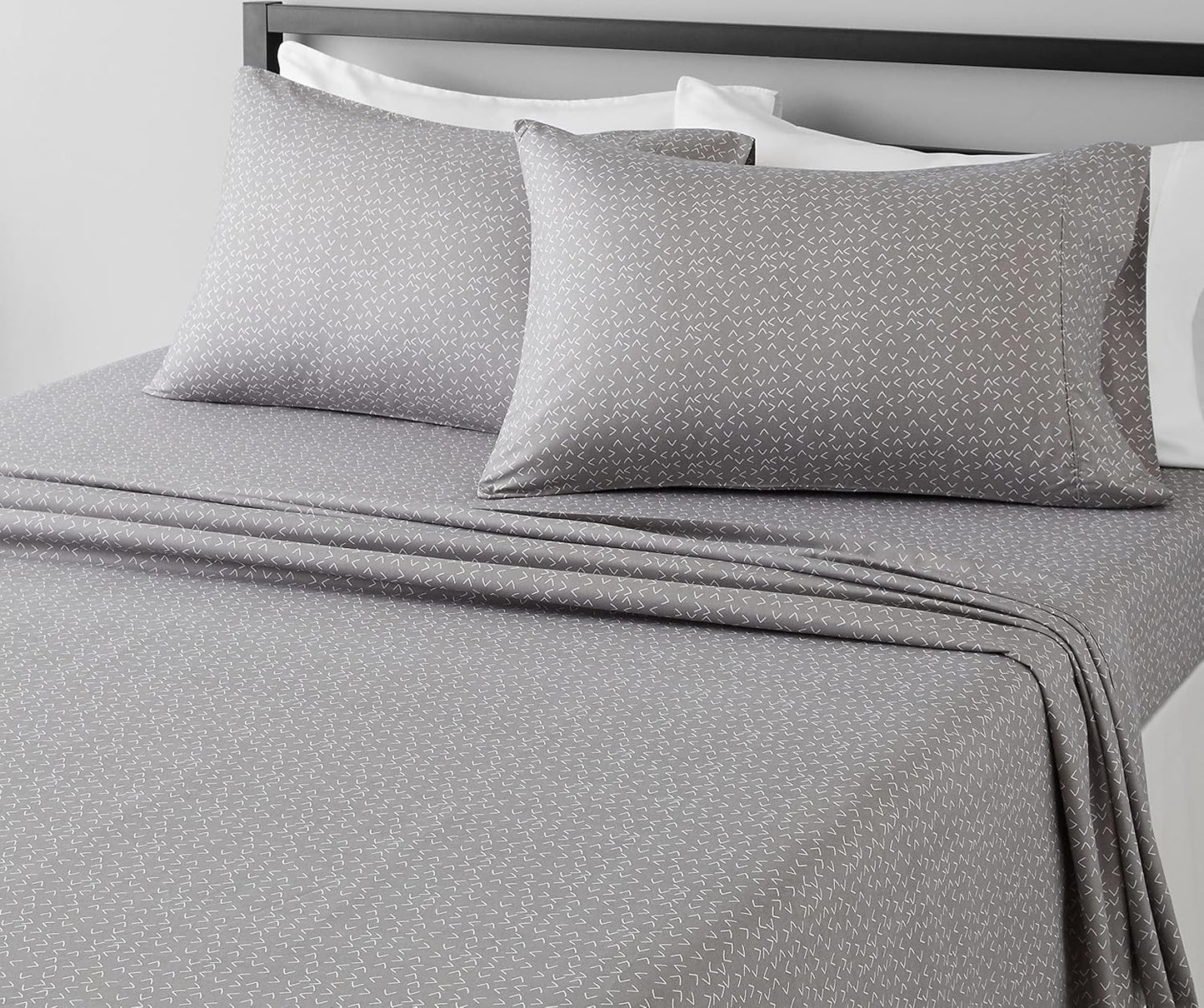 Amazon Basics Lightweight Super Soft Breathable Wrinkle-Resistant Microfiber 4-Piece Bed Sheet Set with 14-Inch Deep Pockets, Queen, Bright White, Solid